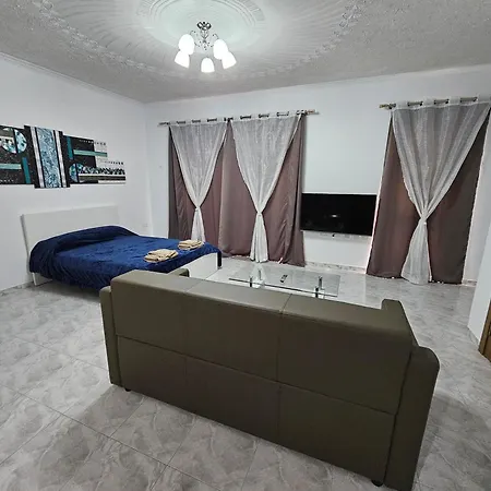 Sea-view 3 Bedroom - Sleeps 8 شقة