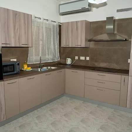 Sea-view 3 Bedroom - Sleeps 8 *