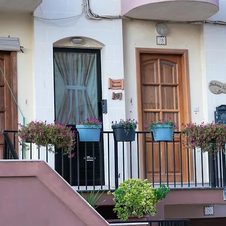 Sea-view 3 Bedroom - Sleeps 8 מרססקלה