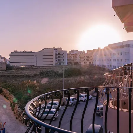 Sea-view 3 Bedroom - Sleeps 8 Apartment Marsaskala