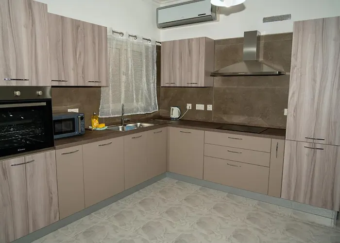 Sea-view 3 Bedroom - Sleeps 8 *