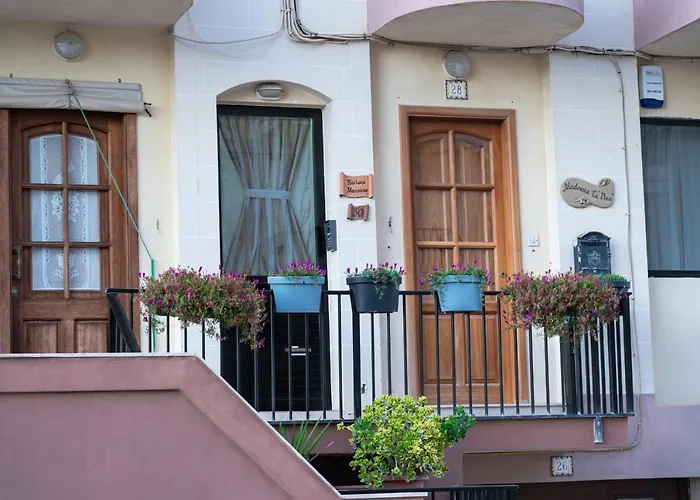 Sea-view 3 Bedroom - Sleeps 8 Marsaskala