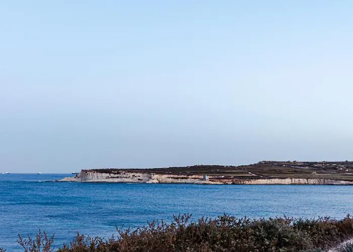 Sea-view 3 Bedroom - Sleeps 8 * Marsaskala